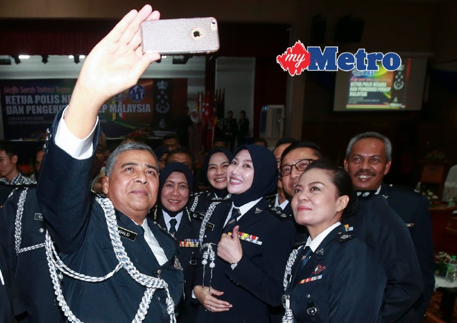 KHALID (kiri) mengambil gambar kenangan selepas Majlis Serah Terima Tugas Jawatan Ketua Polis Negara. FOTO Sairien Nafis