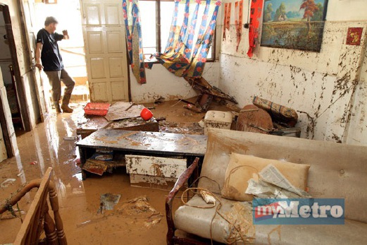 KEADAAN dalam rumah seorang penduduk yang rosak akibat banjir lumpur.