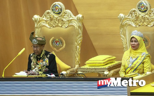TUANKU Abdul Halim (kiri) bertitah ketika Istiadat Pembukaan Mesyuarat Pertama Parlimen ke-13. Berangkat sama, Raja Permaisuri Agong, Tuanku Haminah  (kanan). FOTO Asyraf Hamzah
