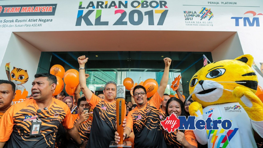 SHAZALLI (tiga kanan) menerima obor KL2017 daripada Bazlan (tiga kiri) ketika Larian Obor Kuala Lumpur 2017 di Menara TM. Turut hadir, Izlyn (dua kanan). FOTO Asyraf Hamzah