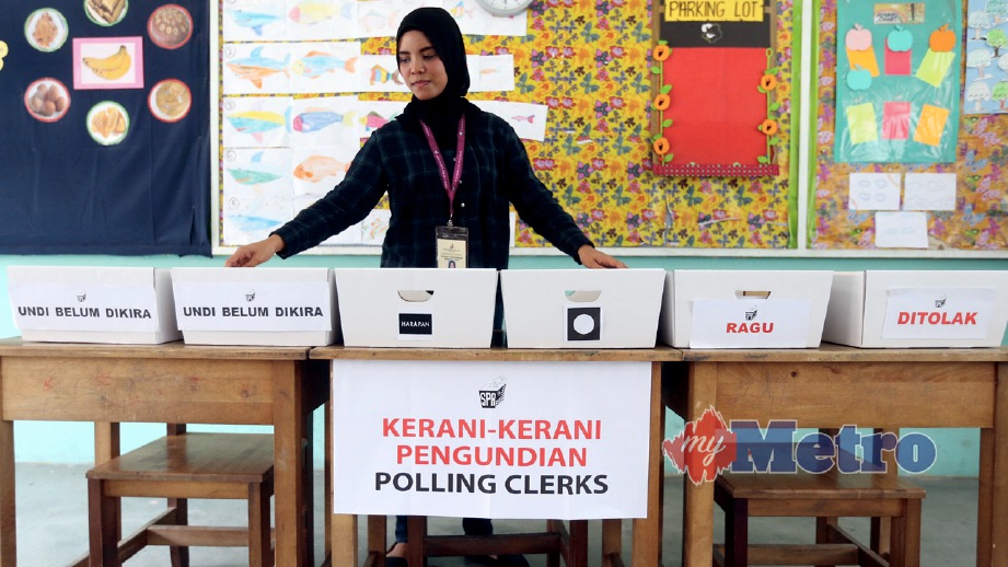 PETUGAS SPR, Nur Syahirah Abdullah, melakukan persiapan terakhir di pusat mengundi bagi Pilihan Raya Kecil (PRK) DUN Seri Setia di SK Sri Kelana, Kelana Jaya, semalam. FOTO Mohamad Shahril Badri Saali