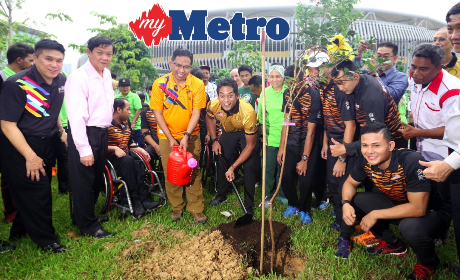 KHAIRY (tengah) menanam anak pokok ketika majlis Sesi Penanaman Anak Pokok Sempena Program ‘Satu Pingat, Satu Pokok: Kuala Lumpur 2017’ di Plaza, Kompleks Sukan Bukit Jalil, Kuala Lumpur. -Foto MOHAMAD SHAHRIL BADRI SAALI