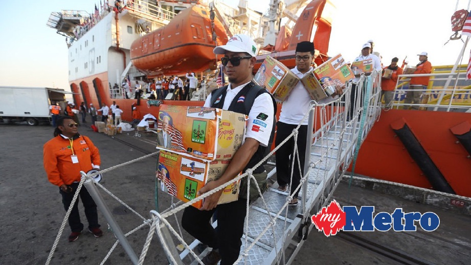 SUKARELAWAN Misi  Food Flotilla For Myanmar membantu mengankat barangan di  Pelabuhan Yangon. FOTO Syarafiq Abd Samad