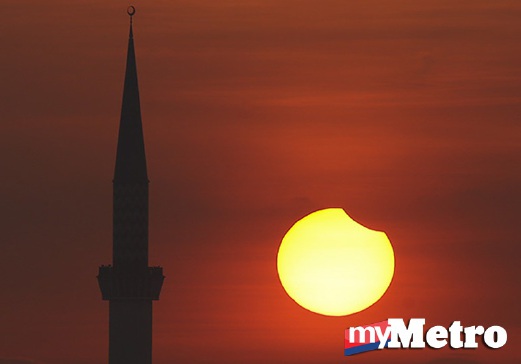 FENOMENA gerhana matahari separa di Masjid Sultan Salahuddin Abdul Aziz Shah bermula 7.32 pagi. FOTO Osman Adnan