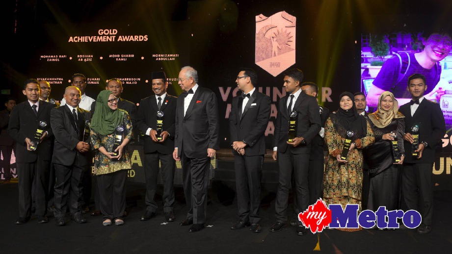 NAJIB beramah mesra bersama antara penerima anugerah kategori anugerah pencapaian emas ketika Malam Anugerah Sukarelawan Malaysia IM4U. Turut kelihatan, Ketua Pegawai Eksekutif, IM4U, Rudy Malik (lima kanan). FOTO Mohamad Shahril Badri Saali
