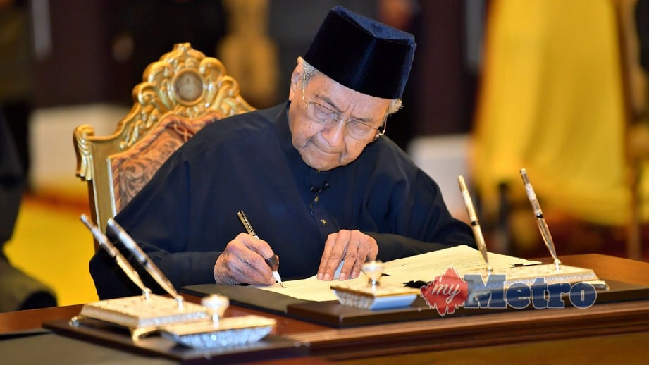 DR Mahathir menandatangani Surat Cara Pelantikan sebagai Perdana Menteri ketujuh, 10 Mei lalu. FOTO Bernama