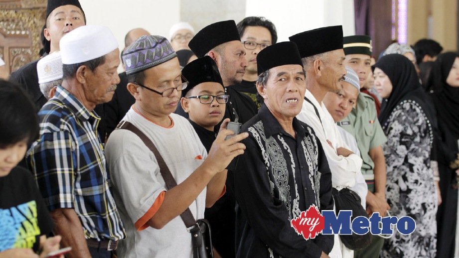 ORANG ramai mula hadir bagi memberi penghormatan terakhir kepada Allahyarham Tan Sri Adenan Satem di Masjid Jamek Negeri Sarawak, Kuching. FOTO Aizuddin Saad