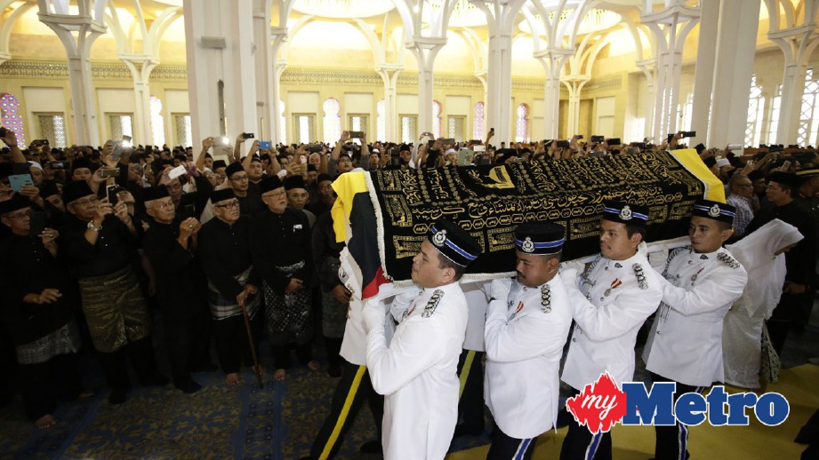 JENAZAH Allahyarham Tan Sri Adenan Satem tiba di Masjid Jamek Negeri Sarawak, Kuching. FOTO Aizuddin Saad
