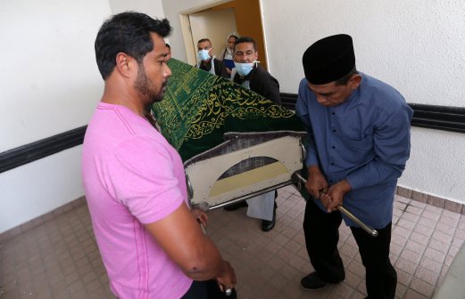 JENAZAH bekas Setiausaha Politik Perdana Menteri Kedua, Tan Sri Abdullah Ahmad dibawa dari Pusat Perubatan Pantai ke kediamannya. FOTO Ghazali Kori