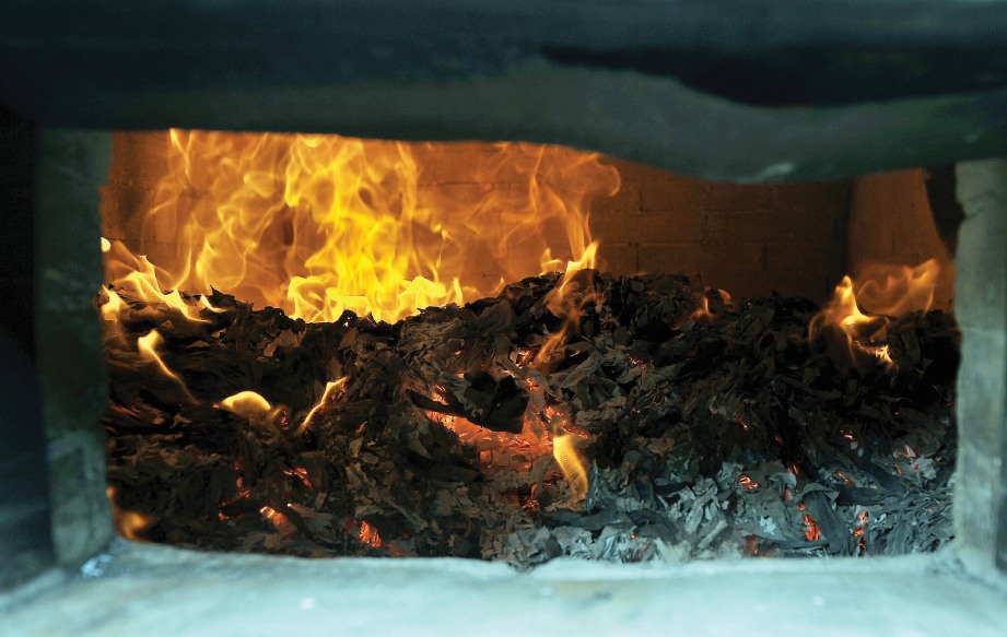 MESIN pembakar bahan yang mengandungi al-Quran yang terdapat di Percetakan Sufi. FOTO Khairul Azhar Ahmad