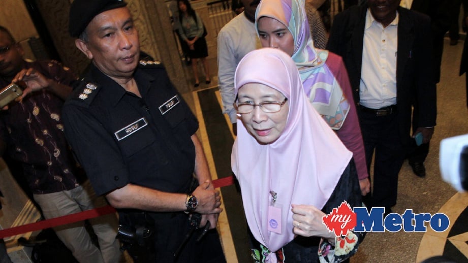 DATIN Seri Dr Wan Azizah Wan Ismail tiba di mahkamah bagi mengikuti perbicaraan semakan penghakiman suaminya Datuk Seri Anwar Ibrahim. FOTO Mohamad Shahril Badri Saali