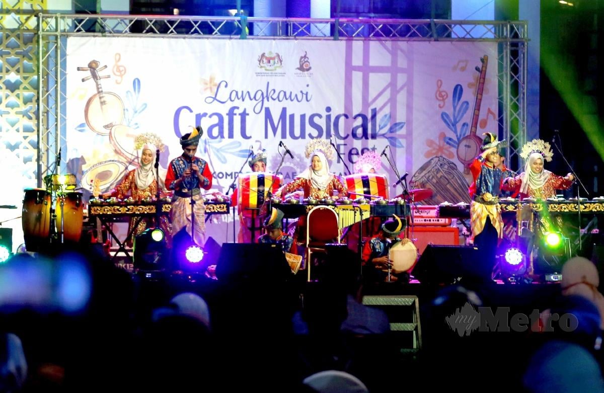 PERSEMBAHAN muzik tradisional ‘Caklempong’ dari kumpulan Lantera Kesuma turut menampilkan lagu terkini ketika majlis perasmian Langkawi Craft Musical Fest 2021 di Kompleks Kraf Langkawi.