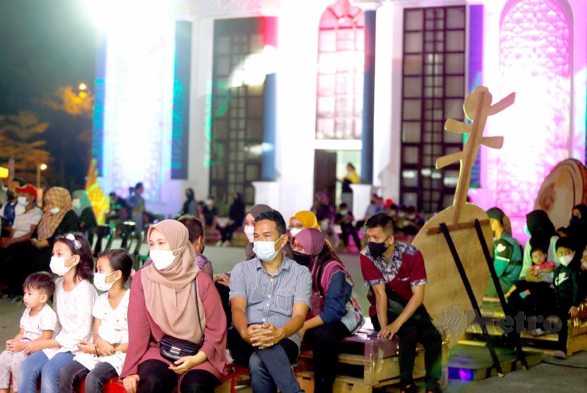 ORANG ramai menyaksikan persembahan Langkawi Craft Musical Fest 2021.