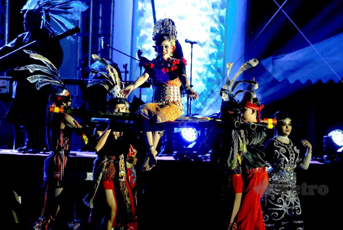PERSEMBAHAN kebudayaan mewarnai majlis perasmian Langkawi Craft Musical Fest 2021.