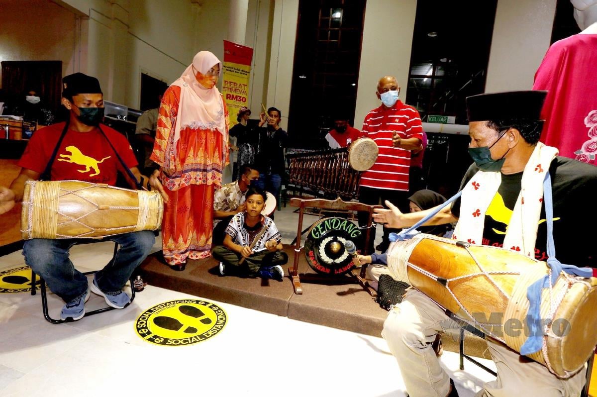 AIDIDAH ketika menyaksikan demonstrasi pembuat kraf alat muzik tradisi di Kompleks Kraf Langkawi. 