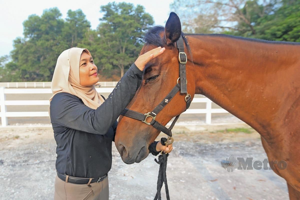 DR Nurul Hayah bersama kuda kesayangannya.
