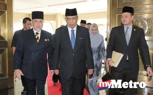 ADENAN tiba untuk Majlis Angkat Sumpah Kabinet Sarawak di Dewan Undangan Negeri Sarawak. Turut kelihatan, Speaker DUN,  Datuk Amar Awang Asfia Mohammad Nassar (kiri). FOTO Mohd Radzi Bujang