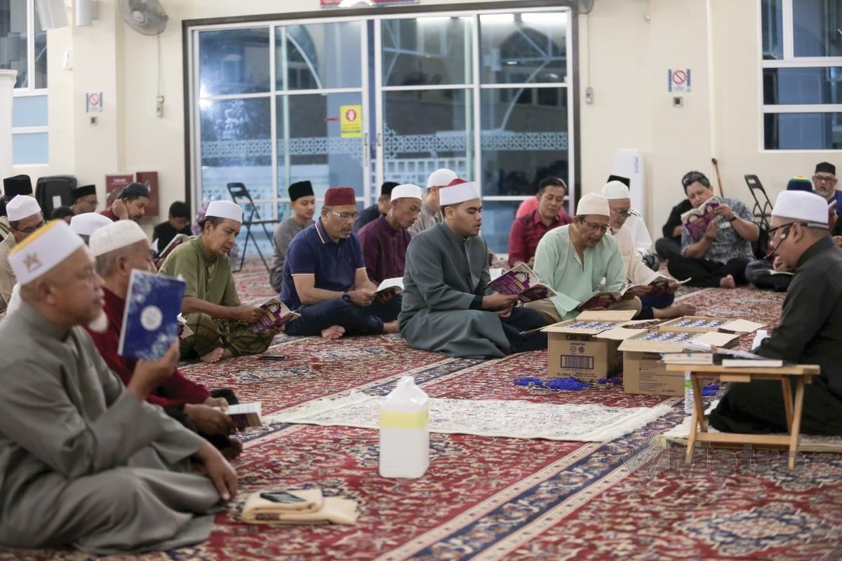 MAJLIS tahlil dan bacaan Yasin di Masjid Ukay Perdana, Hulu Klang untuk petugas media yang sudah kembali ke rahmatullah. 