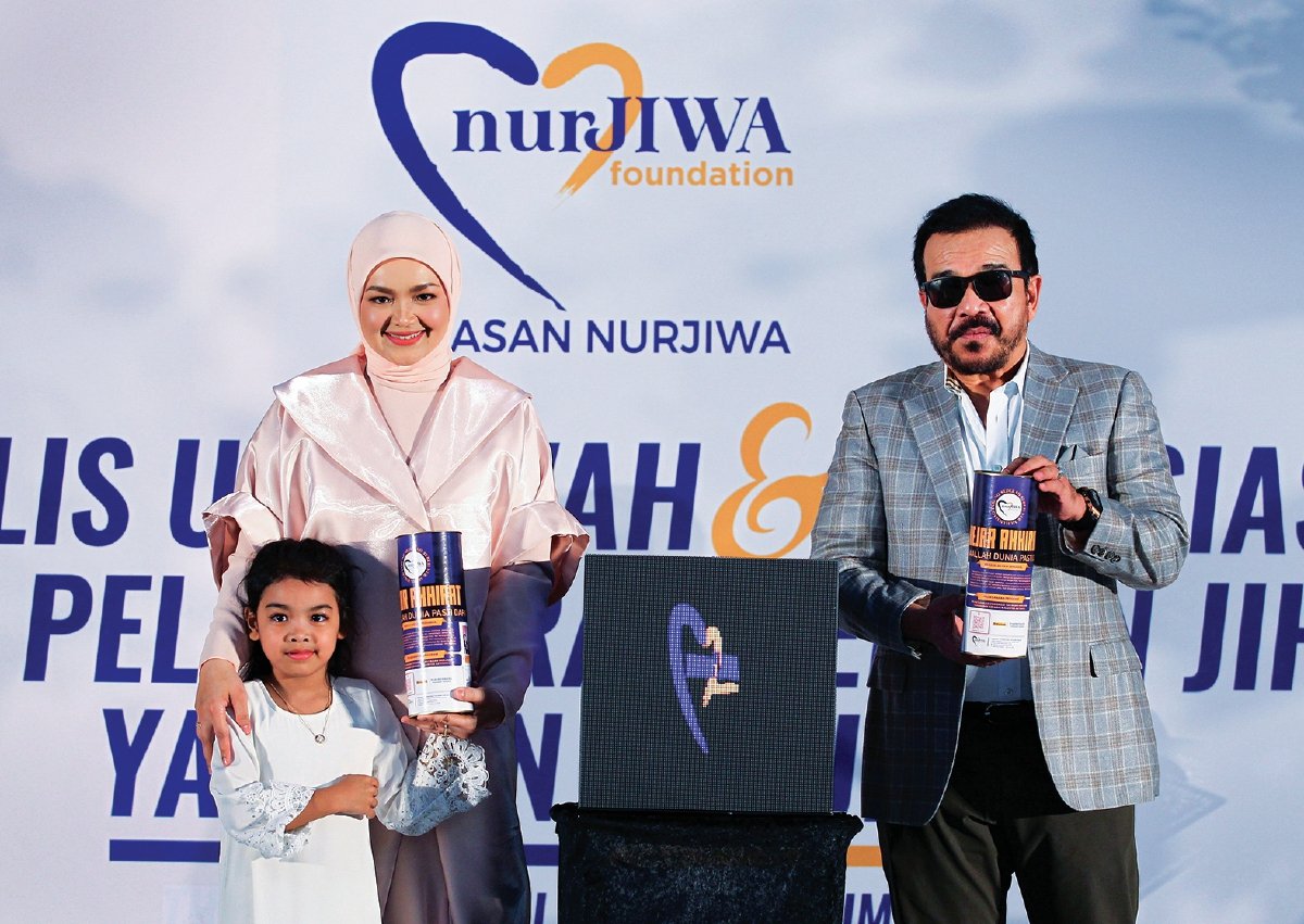 SITI bersama suami, Datuk Seri Khalid Mohd Jiwa serta Aafiyah pada Majlis Ukhuwah dan Apresiasi Yayasan Nurjiwa.