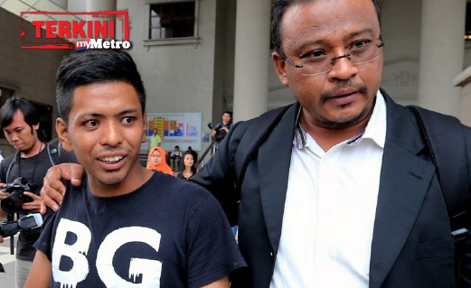 SHAHRUL Anuar (kiri) keluar dari mahkamah selepas mengaku tidak bersalah atas pertuduhan mencuri telefon bimbit di Plaza Low Yat diiringi peguamnya Mohd Khairul Azam Abdul Aziz (kanan). FOTO Abdullah Yusof