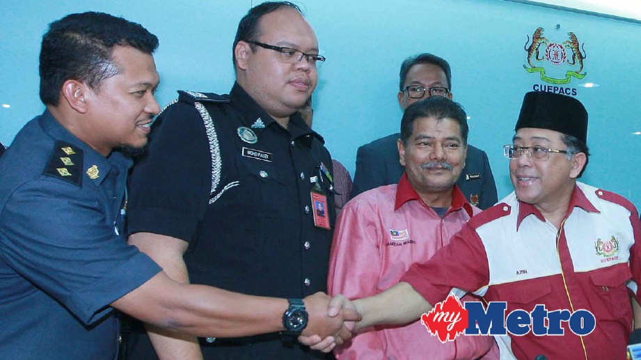 AZIH bersalaman dengan wakil agensi di bawah CUEPACS. FOTO Mohd Yusni Ariffin