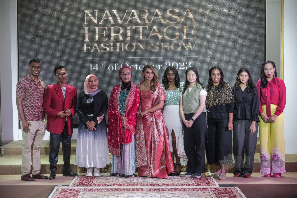 BKAY (lima dari kiri) pada Pertunjukan Fesyen Warisan Navarasa di  Kompleks Kraf Kuala Lumpur. FOTO Hazreen Mohamad