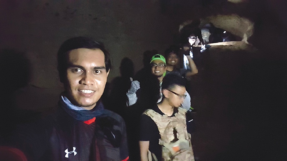 PENULIS  bersama rakan di dalam gua di Gunung Jebak.