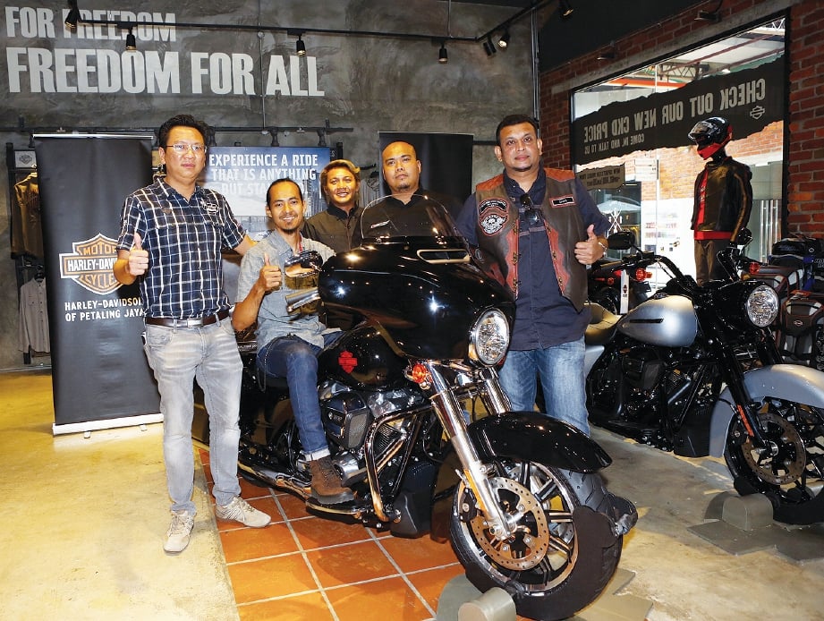 FIKERI (duduk) bersama ketua unit Harley-Davidson of Petaling Jaya.