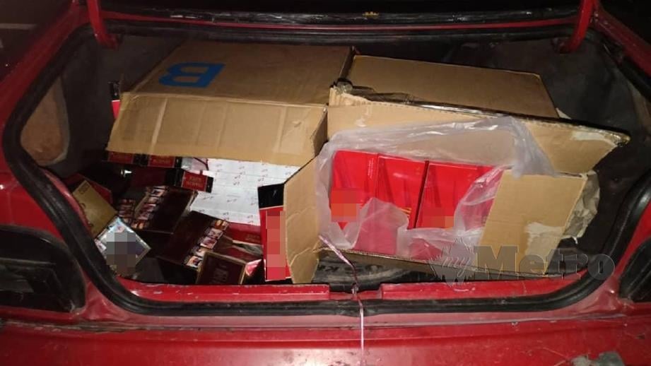 KOTAK mengandungi rokok seludup diletakkan di dalam bonet kereta dipandu lelaki Bangladesh. FOTO ihsan Polis