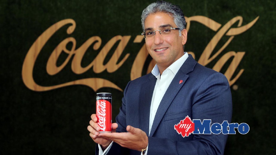 AHMED menunjukkan tin Coca-Cola baru. FOTO Eizairi Shamsudin