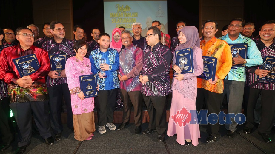 PENGERUSI Eksekutif Suruhanjaya Koperasi Malaysia, Datuk Dr Noor Zari Hamat (hadapan, lima kiri) dan Abdul Fattah (hadapan, lima kanan) di Majlis Makan Malam ANGKASA Wilayah 2018. FOTO Salhani Ibrahim