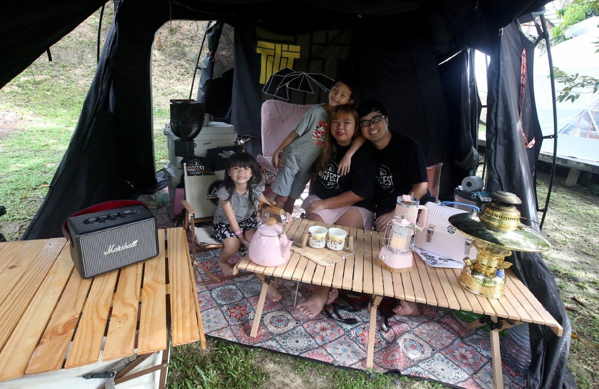 CARRIENE (tengah) dan keluarganya aktif berkhemah pada setiap hujung minggu.