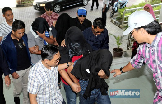 EMPAT pembantu penguasa Jabatan Kastam dibawa masuk ke mahkamah. FOTO Abdullah Yusoff