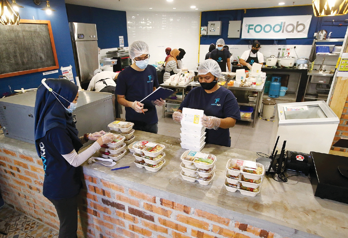 ZAHABY memantau makanan disediakan usahawan bawah dapur komuniti berkenaan.