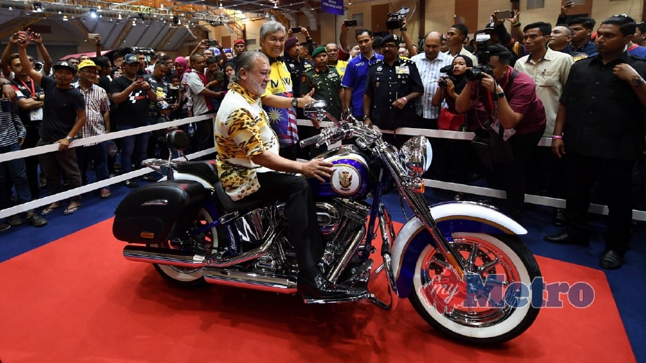 SULTAN Ibrahim diiringi Ahmad Zahid meninjau koleksi peribadi motosikal Baginda ketika majlis perasmian. FOTO Mohd Shahril Badril Saali