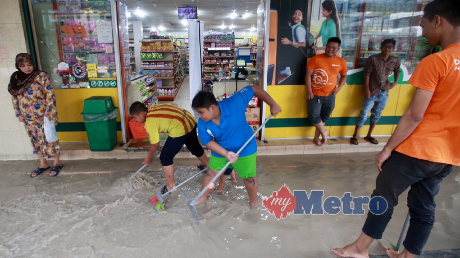 LALUAN hadapan deretan kedai dinaiki air selepas banjir kilat di Jalan Pantai Baru, Bangsar. FOTO Sairien Nafis