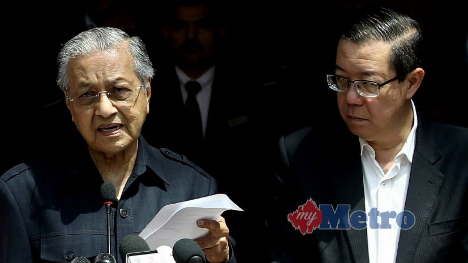 DR Mahathir (kiri) dan Guan Eng. FOTO arkib NSTP