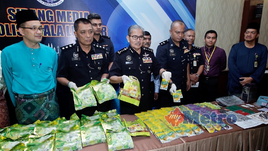 MAZLAN menunjukkan dadah yang dirampas ketika operasi khas polis di Jalan Galloway, Kuala Lumpur. FOTO Saddam Yusoff