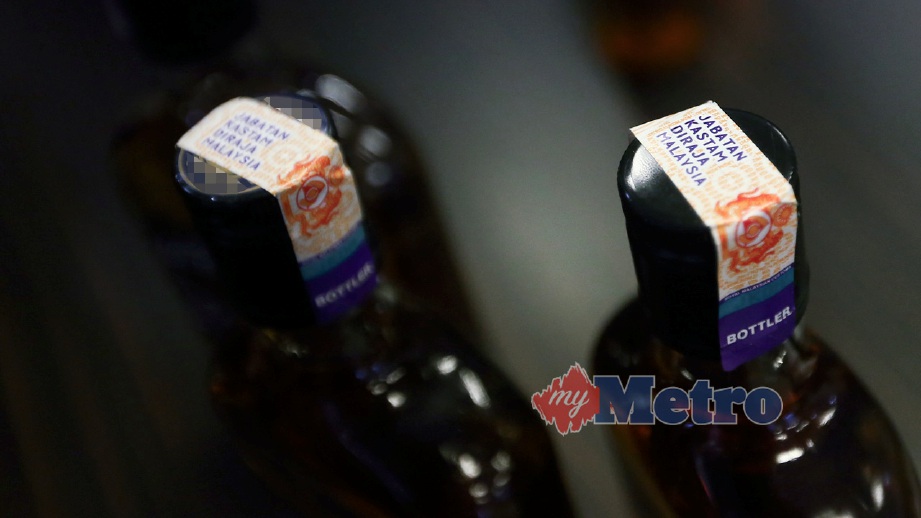 BOTOL minuman keras yang dipercayai mengandungi bahan Metanol yang dirampas pihak berkuasa di Kuala Lumpur. FOTO Muhd Zaaba Zakeria