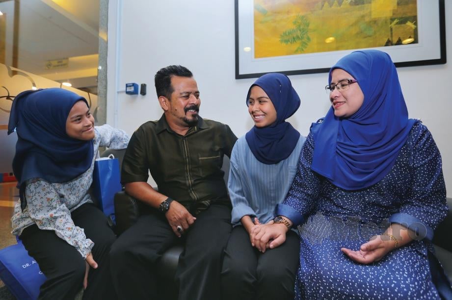SOKONGAN keluarga bantu Nur Zarifah Syahirah (dua kanan) menguruskan penyakitnya.