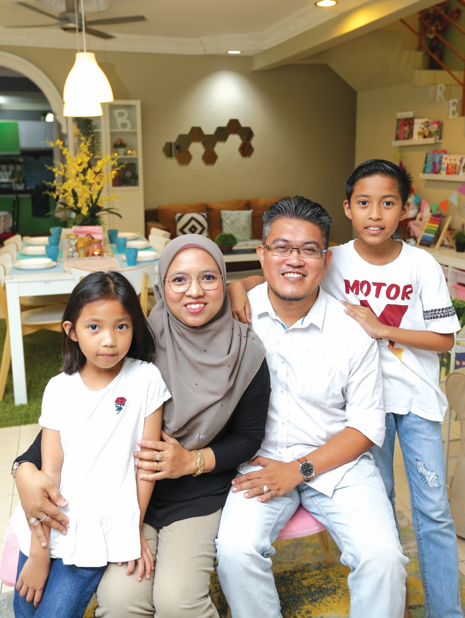 NORAZLINA dan Fathullah bersama anak kedua dan bongsu di kediaman mereka di Rawang, Selangor. FOTO Aziah Azmee