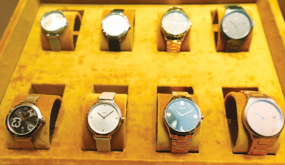 ANTARA rekaan jam tangan menarik untuk lelaki dan wanita. FOTO Rohanis Shukri