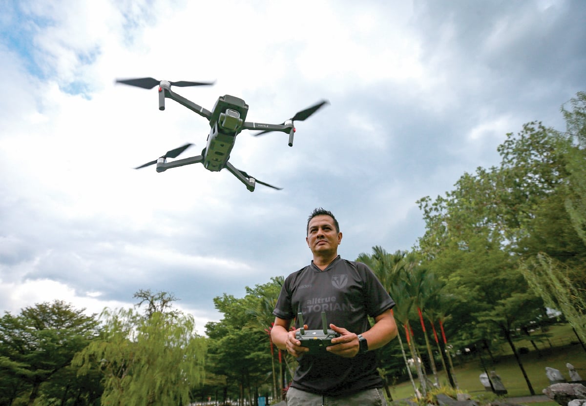WAN Ahmad Farhan berpengalaman dalam mengendali dron bagi merakam video di udara atau aerial foto.