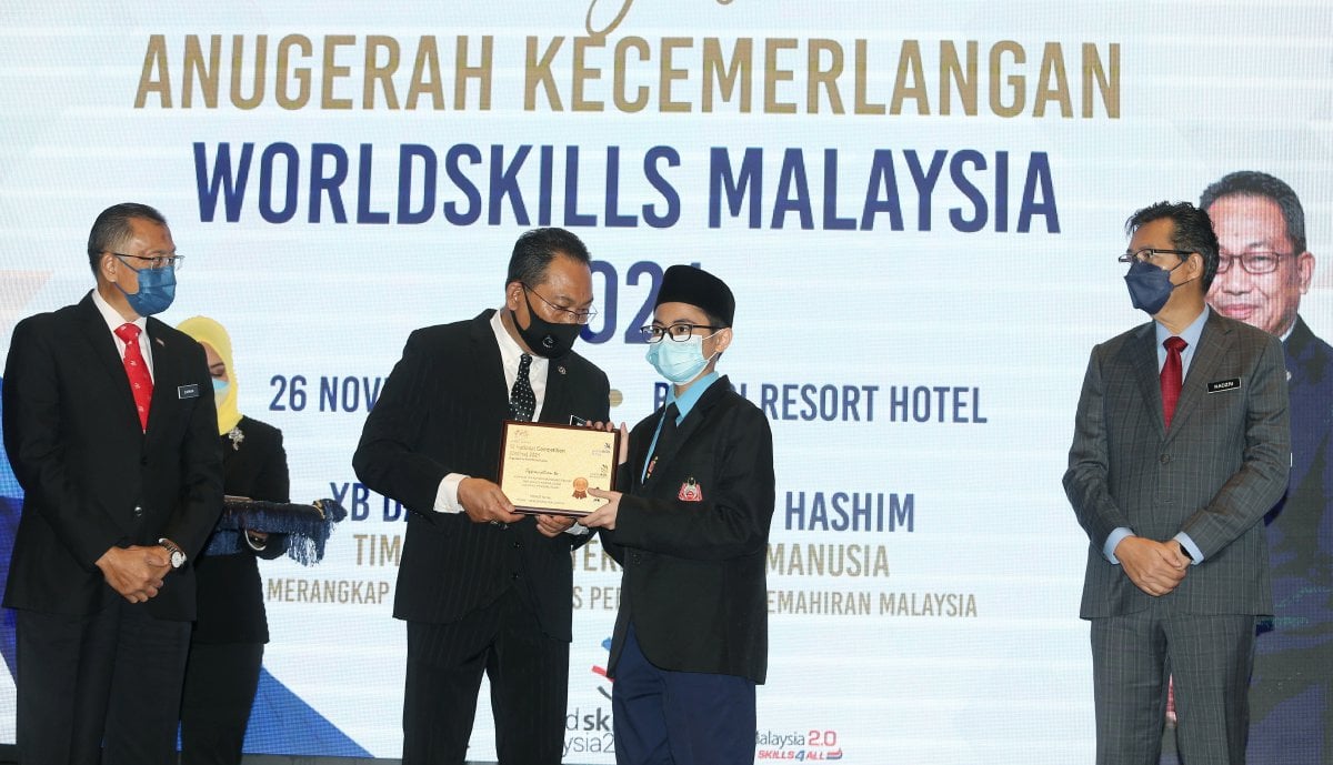 AWANG Hashim (dua dari kiri) menyampaikan hadiah kepada Fawwaz pada majlis Anugerah Kecemerlangan Worldskills Malaysia.