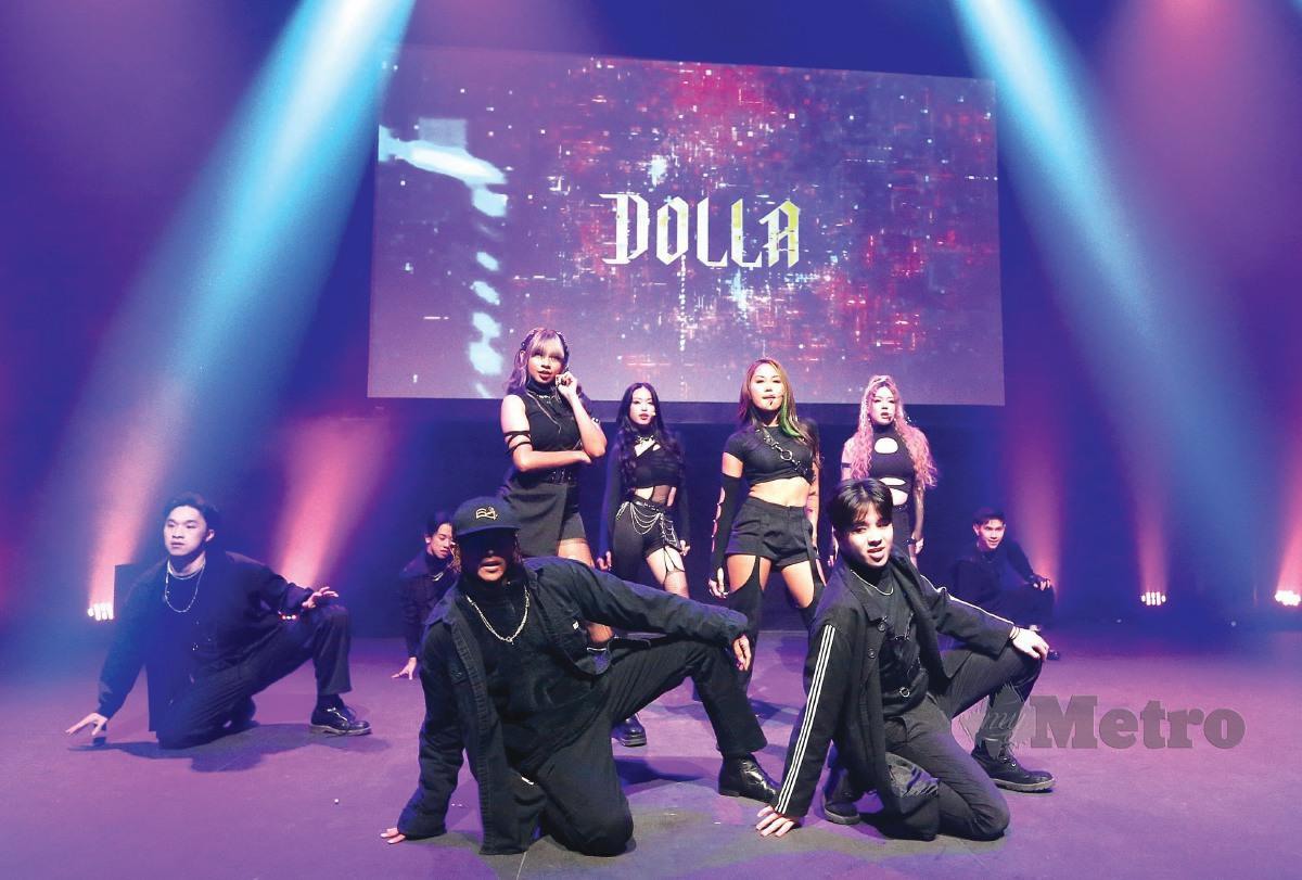 DOLLA tampil dalam showcase istimewa kira-kira sejam mendendangkan lima lagu.