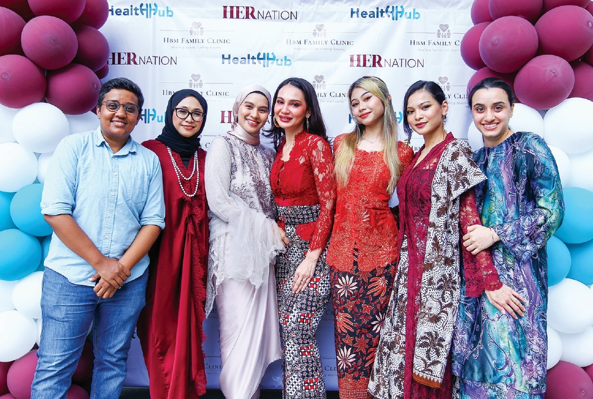 NADIA (tengah) dan Afifa (dua dari kanan) ketika majlis rumah terbuka Hernation x Health Hub di Damansara. 