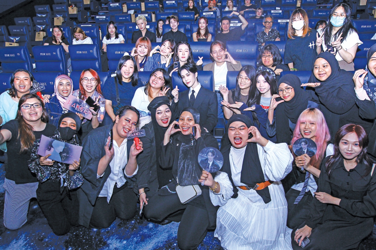 HAKKEN bersama peminat ketika pelancaran single Sword Dance terbitan Moonlight Blade M di Dadi Cinema, Pavillion Bukit Bintang. - FOTO Aziah Azmee