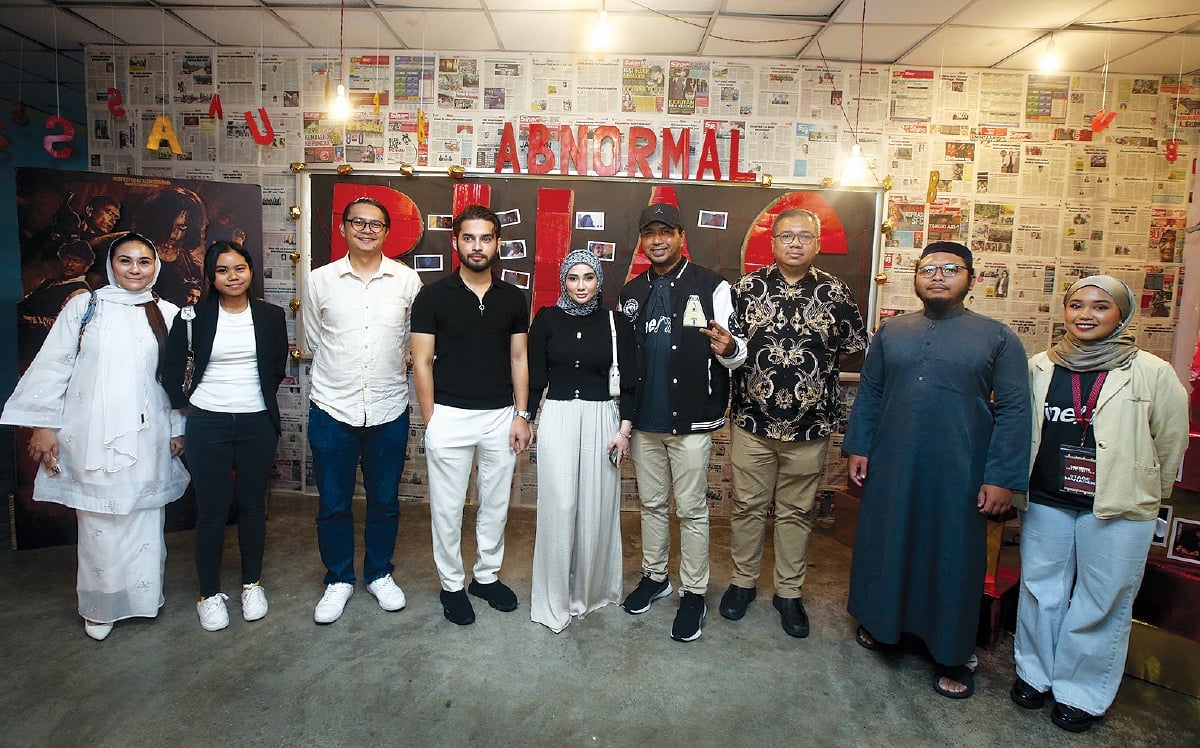 KETUA Pengajian Seni Liberal, Dr Ahmad Kamal Basyah Sallehuddin (tiga dari kanan) bersama Azlan (empat dari kanan), Aeril dan Wawa.