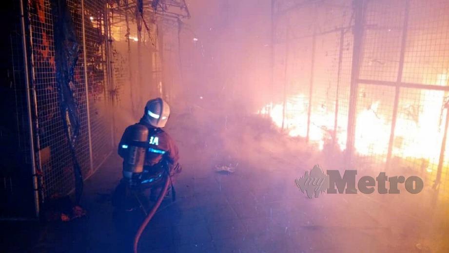 GERAI di hadapan Wisma Yakin, Jalan Masjid India musnah dalam kebakaran. FOTO ihsan Bomba