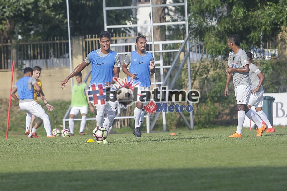 SKUAD Harimau Malaya berlatih di padang bola Wisma FAM . -Foto HAFIZ SOHAIMI